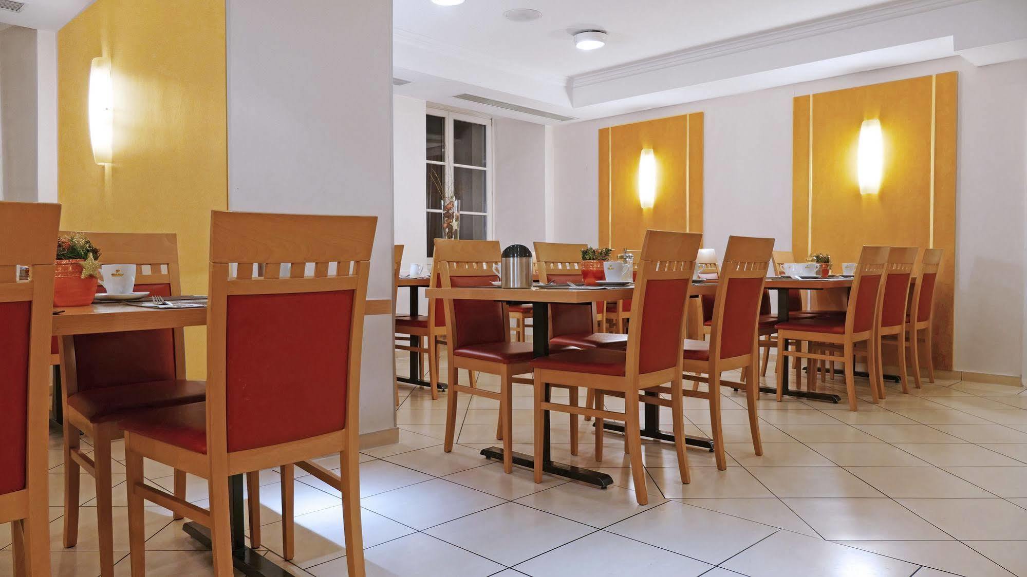 Central Hotel Loewen Фелдкирх Екстериор снимка
